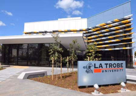 Đại học La Trobe, Australia nằm trong Top 50 trường đại học hàng đầu thế giới dưới 50 tuổi. Đại học La Trobe, Australia nằm trong Top 50 trường đại học hàng đầu thế giới dưới 50 tuổi.
