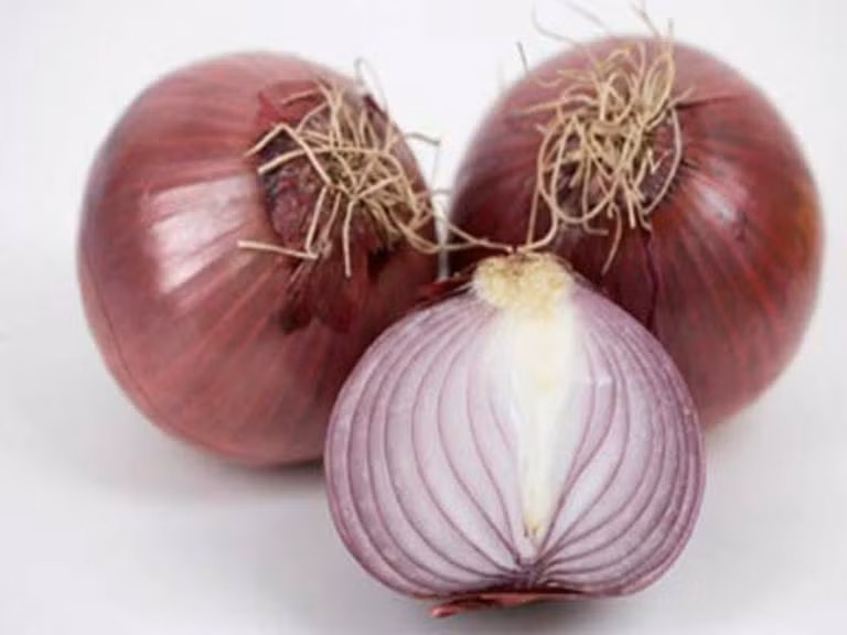 Hành là nguồn cung cấp quercitin tốt nhất - một chất flavonoid giúp mạch máu khỏe mạnh và ngăn ngừa các cục máu đông. Cả hai cũng có tác dụng ngăn ngừa dị ứng một cách tự nhiên. Để phát huy tác dụng tốt nhất của tỏi, hãy nghiền nát nó và để tự nhiên trong khoảng 30 phút trước khi nấu ăn. Với hành, hãy để cả vỏ vì chất dinh dưỡng tập trung phần lớn ở lớp vỏ. Hành là nguồn cung cấp quercitin tốt nhất - một chất flavonoid giúp mạch máu khỏe mạnh và ngăn ngừa các cục máu đông. Cả hai cũng có tác dụng ngăn ngừa dị ứng một cách tự nhiên. Để phát huy tác dụng tốt nhất của tỏi, hãy nghiền nát nó và để tự nhiên trong khoảng 30 phút trước khi nấu ăn. Với hành, hãy để cả vỏ vì chất dinh dưỡng tập trung phần lớn ở lớp vỏ.