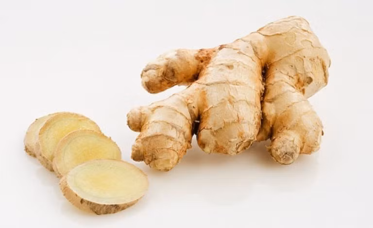 7. Gừng: Gừng giúp cơ thể kiểm soát lượng cholesterol, hạ huyết áp, giảm viêm trong bệnh viêm khớp. Nó còn tiêu diệt vi khuẩn cúm, tăng khả năng đối phó với bệnh tật của hệ miễn dịch. Bạn có thể dùng dưới dạng các lát gừng sấy khô, hoặc uống trà gừng. 7. Gừng: Gừng giúp cơ thể kiểm soát lượng cholesterol, hạ huyết áp, giảm viêm trong bệnh viêm khớp. Nó còn tiêu diệt vi khuẩn cúm, tăng khả năng đối phó với bệnh tật của hệ miễn dịch. Bạn có thể dùng dưới dạng các lát gừng sấy khô, hoặc uống trà gừng.
