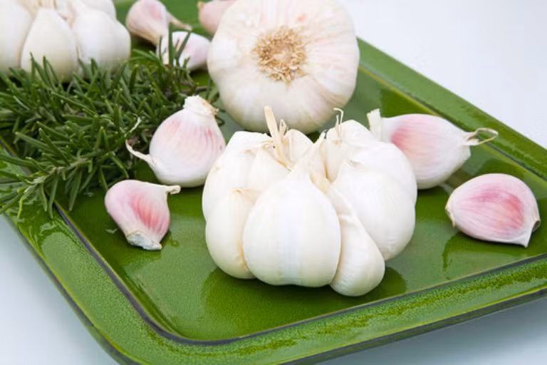 2. Tỏi và hành: Cùng thuộc một họ thực vật, tỏi và hành có rất nhiều ích lợi với tim và hệ miễn dịch của bạn, thật khó mà kể hết ra được. 70 hóa chất hoạt động trong tỏi làm giảm huyết áp đến 30 điểm, làm giảm tốc độ ung thư tử cung và các dạng ung thư khác, theo Tạp chí Dinh dưỡng lâm sàng Mỹ. 2. Tỏi và hành: Cùng thuộc một họ thực vật, tỏi và hành có rất nhiều ích lợi với tim và hệ miễn dịch của bạn, thật khó mà kể hết ra được. 70 hóa chất hoạt động trong tỏi làm giảm huyết áp đến 30 điểm, làm giảm tốc độ ung thư tử cung và các dạng ung thư khác, theo Tạp chí Dinh dưỡng lâm sàng Mỹ.