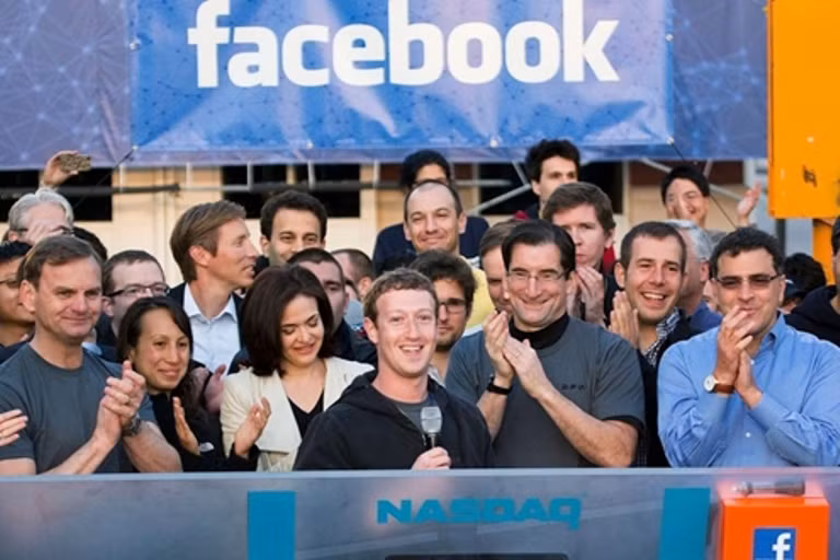 Mark Zuckerberg, nhà sáng lập mạng xã hội lớn nhất thế giới Facebook, rung chuông mở cửa phiên giao dịch tại Nasdaq, từ trụ sở của Facebook ở Menlo Park, California ngày 18/5. Tuy nhiên, lỗi hệ thống tại Nasdaq hôm đó đã khiến các giao dịch cổ phiếu của Facebook trở nên hỗn loạn ngay trong ngày IPO. (Ảnh: AP)