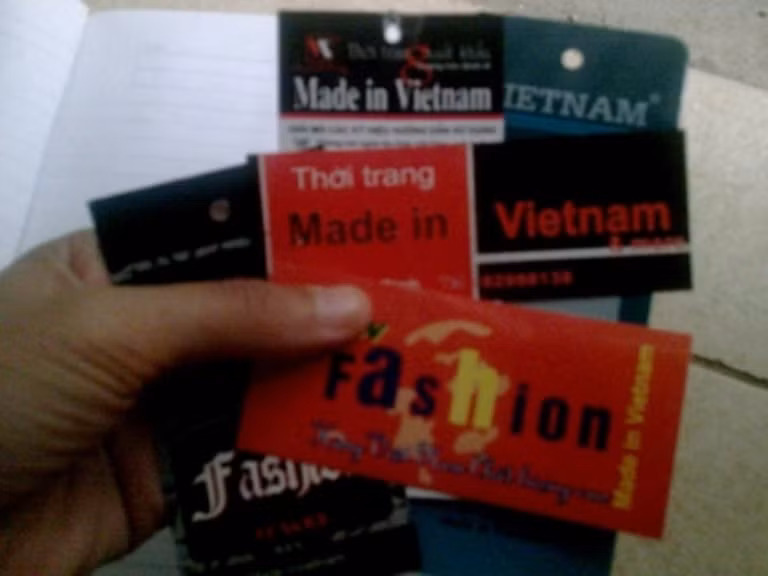 2. Quần áo Trung Quốc trong cửa hàng "Made in Việt Nam": Dọc các con phố Hàng Đậu, Chùa Bộc, Tôn Đức Thắng, Bạch Mai, Ngọc Lâm, Hai Bà Trưng… đều xuất hiện hàng loạt các cửa hàng treo biển “Made in Vietnam”, bày bán hàng quần áo Việt Nam xuất khẩu. Không ít loại áo gia công chất lượng kém, áo Trung Quốc được “phù phép” thành hàng “made in Vietnam” thông qua việc gắn những chiếc “mác”. (Nguồn VietQ)