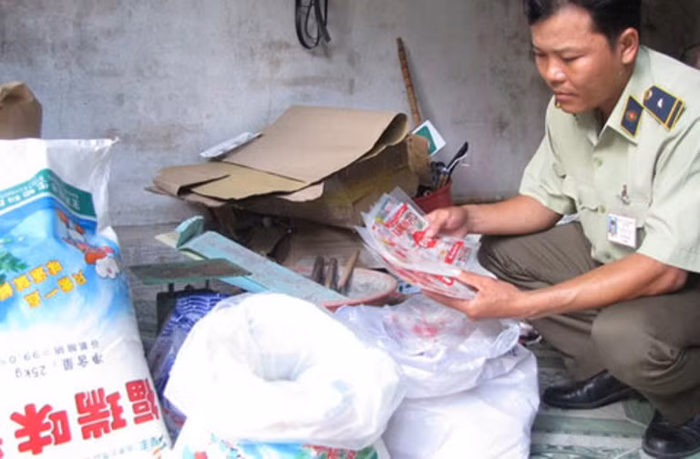 3. Bột ngọt Trung Quốc 'đội lốt' Miwon, Ajinomoto. Sáng 26/11, lực lượng chức năng đã lập biên bản vi phạm hành chính đối với ông Phan Tấn Anh Việt và bà Trịnh Thị Thùy Trang (P.8, TP.Tuy Hòa, Phú Yên) do sang chiết bột ngọt Trung Quốc qua bao bì mang nhãn hiệu Miwon, Ajinomoto. (Nguồn Tuổi trẻ)