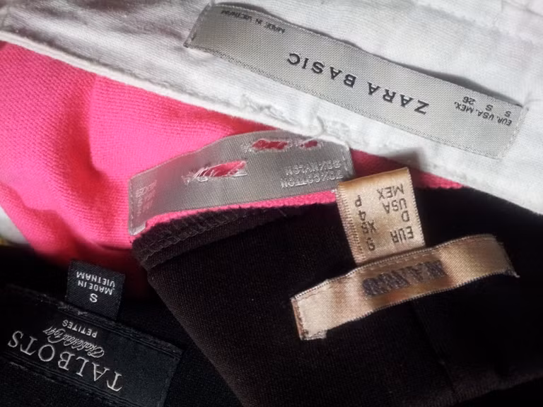 Nhiều chiếc váy len công sở kiểu dáng lịch sự được gắn mác Zara, Mango, H&M, F21 nhưng lại chỉ có giá khoảng 300.000 – 400.000 đồng/chiếc, rẻ hơn hẳn hàng hiệu “xịn” bày bán trong các trung tâm thương mại như Parkson, Vincom. (Nguồn VietQ)