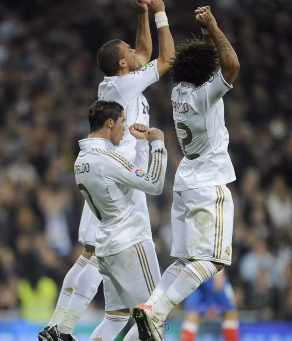 CR7 và đồng đội liên tiếp làm rung mảnh lưới đối phương.