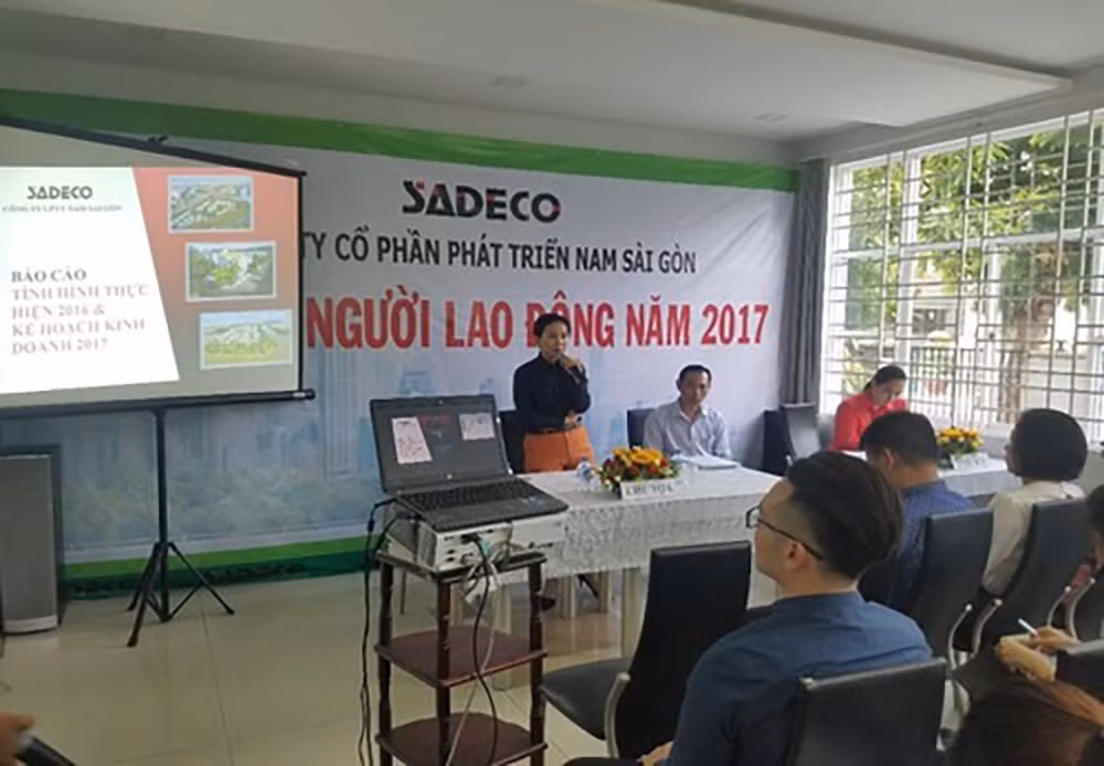 Bà Hồ Thị Thanh Trúc - Tổng giám đốc Công ty cổ phần phát triển Nam Sài Gòn (đang đứng). (Ảnh: Sadeco) Bà Hồ Thị Thanh Trúc - Tổng giám đốc Công ty cổ phần phát triển Nam Sài Gòn (đang đứng). (Ảnh: Sadeco)
