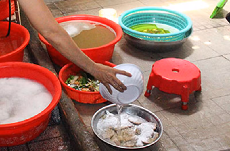 Mọc thịt heo chứa hàn the đang được tiêu hủy. (Ảnh: T.M) Mọc thịt heo chứa hàn the đang được tiêu hủy. (Ảnh: T.M)
