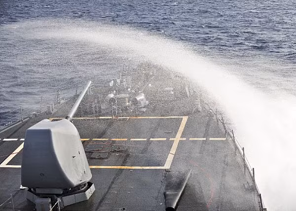 Khu trục hạm SS Porter (DDG 78) trên Đại Tây Dương ngày 20/3/2012. Khu trục hạm SS Porter (DDG 78) trên Đại Tây Dương ngày 20/3/2012.