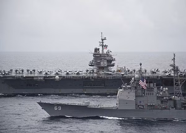 Tàu sân bay USS Enterprise (CVN 65) và tuần dương hạm USS Vicksburg (CG 69) trên Đại Tây Dương ngày 19/3/2012. Tàu sân bay USS Enterprise (CVN 65) và tuần dương hạm USS Vicksburg (CG 69) trên Đại Tây Dương ngày 19/3/2012.