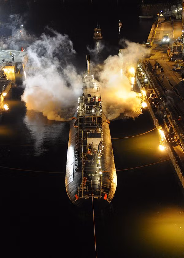 Tàu ngầm tấn công lớp Los Angeles - USS Miami (SSN 755) được đưa vào khoang nâng để thực hiện quá trình bảo dưỡng tại nhà máy đóng tàu hải quân - Portsmouth Naval Shipyard ngày 15/3/2012. Tàu ngầm tấn công lớp Los Angeles - USS Miami (SSN 755) được đưa vào khoang nâng để thực hiện quá trình bảo dưỡng tại nhà máy đóng tàu hải quân - Portsmouth Naval Shipyard ngày 15/3/2012.