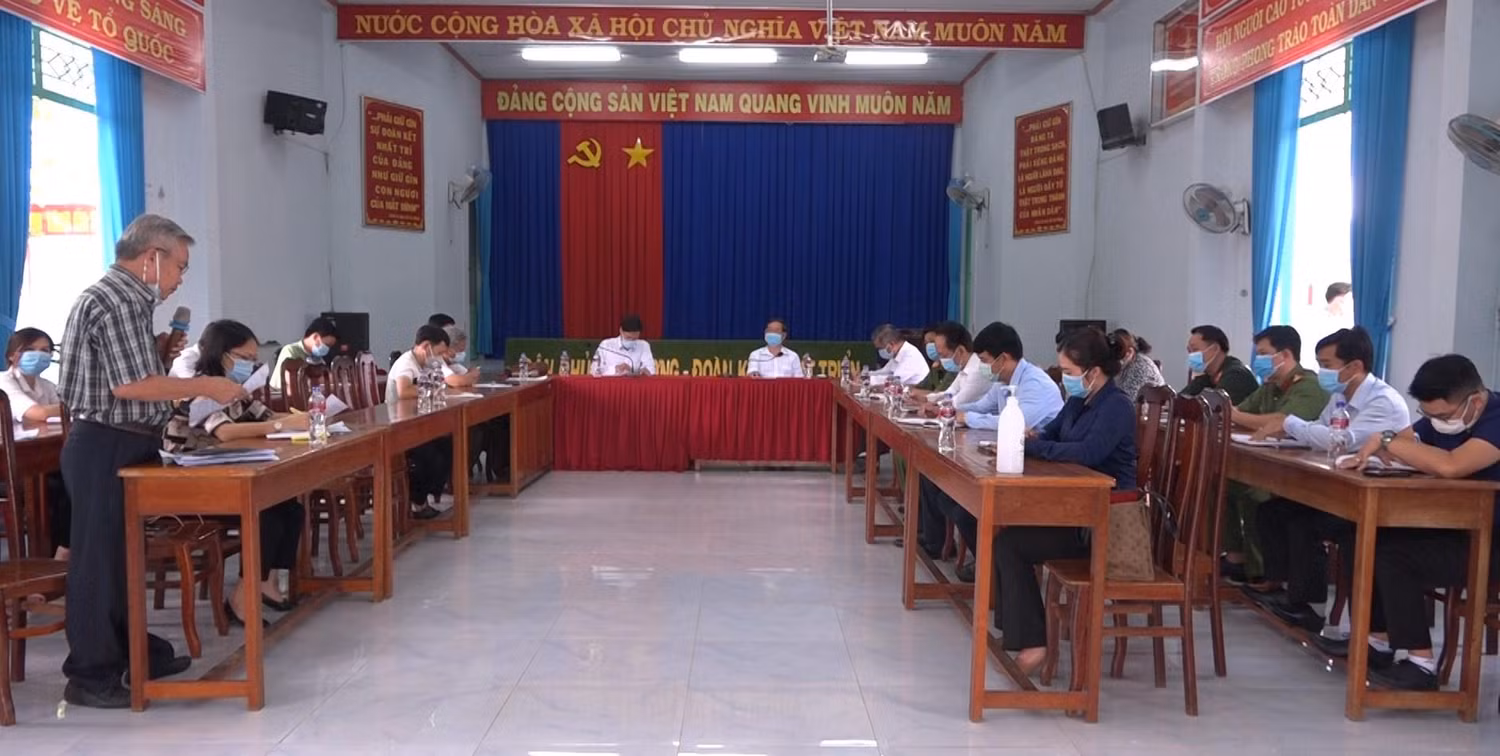 Ông Nguyễn Văn Dành, Tỉnh ủy viên, Bí thư Thị ủy Tân Uyên chủ trì buổi họp khẩn với Ban Chỉ đạo phòng, chống dịch Covid-19 thị xã Tân Uyên. Ảnh: Hữu Đức
