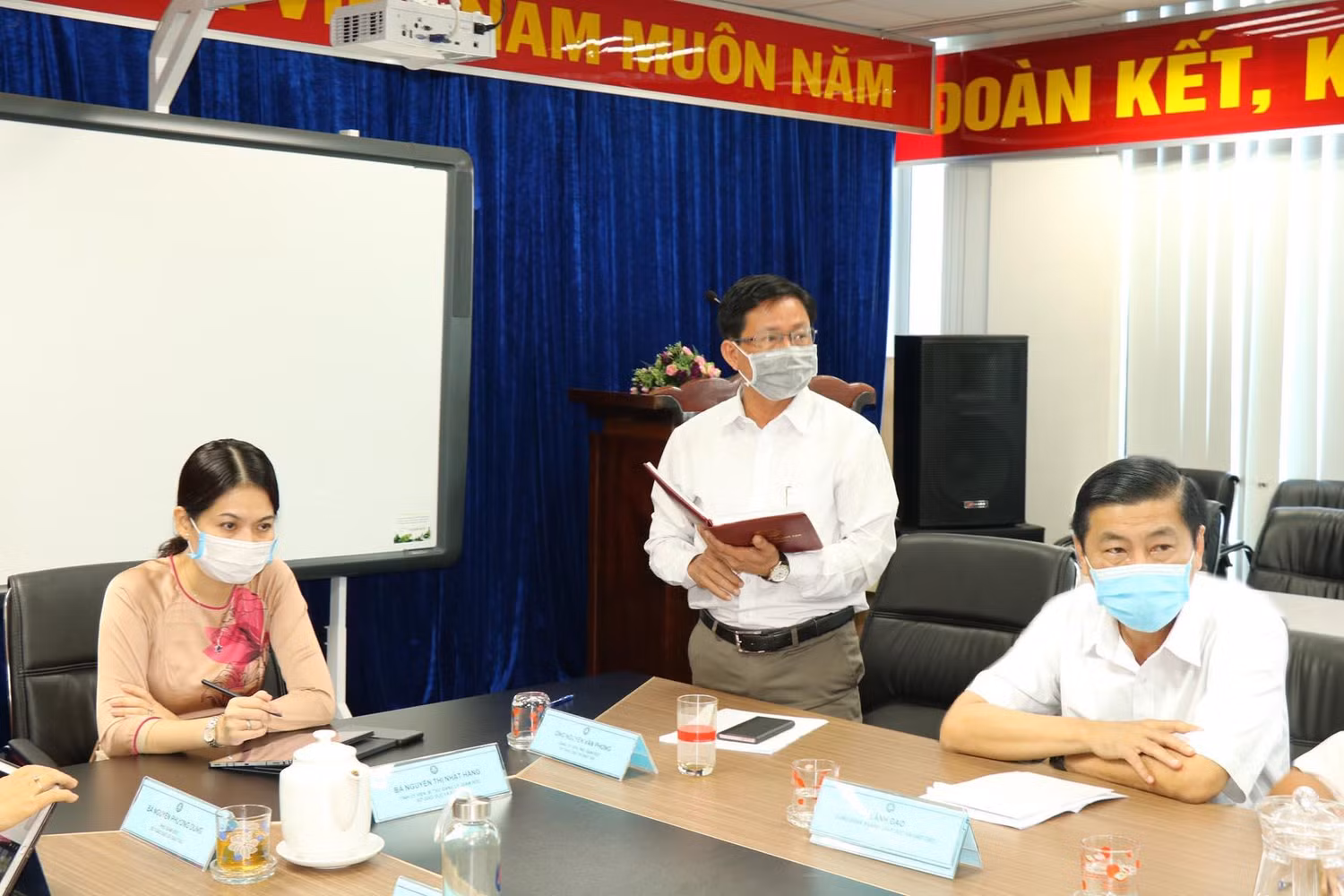 Ông Nguyễn Văn Phong, Phó Giám đốc Sở Giáo dục và Đào tạo Bình Dương (đứng giữa) đang triển khai công tác phòng chống dịch COVID-19 trước kỳ thi tốt nghiệp Trung học phổ thông năm 2021. Ảnh: H.Đ
