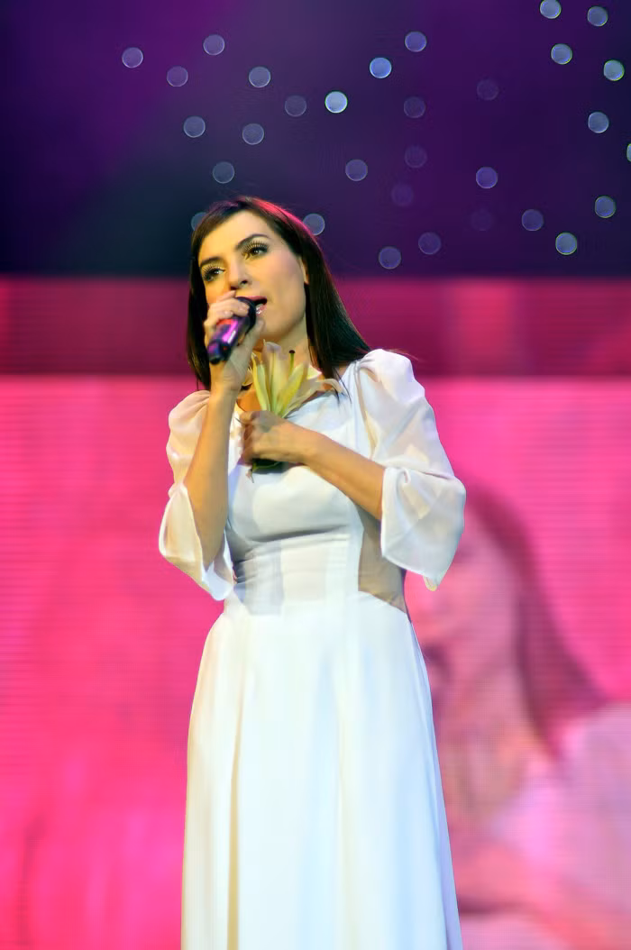Phi Nhung thướt tha với chiếc váy trắng.