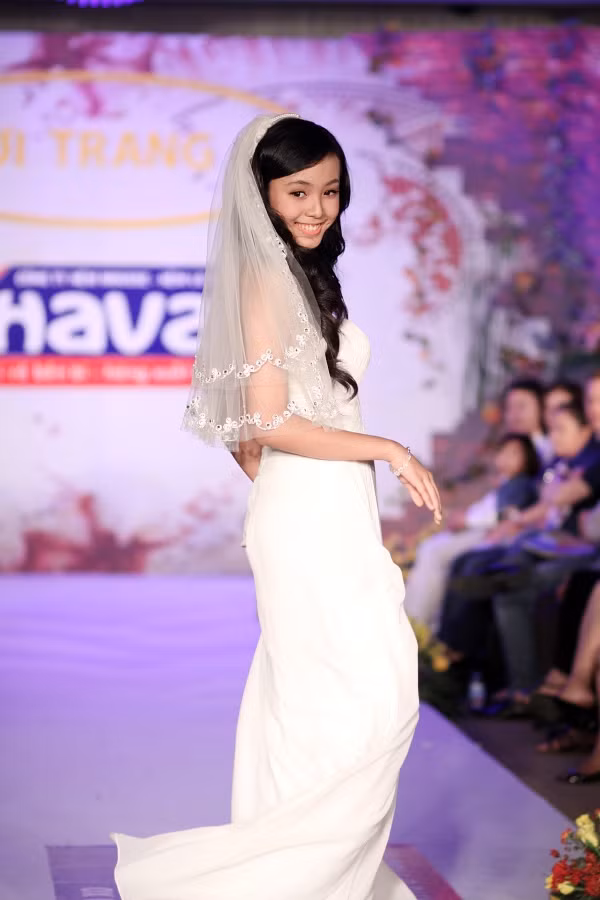 Bảo Trân có nụ cười trong sáng, hồn nhiên.