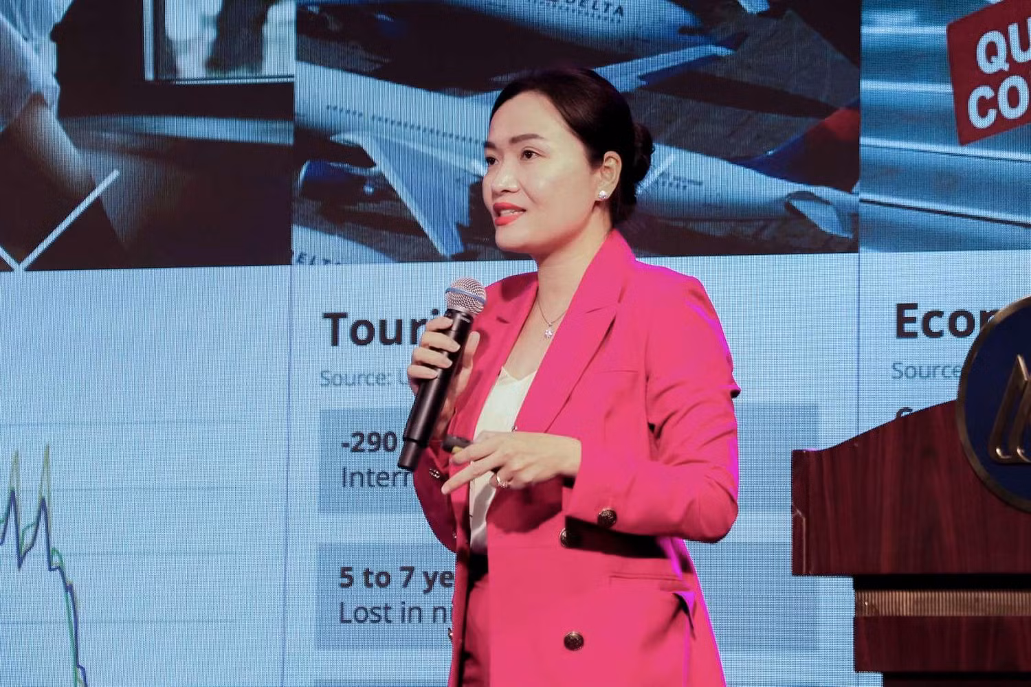 Phó Giáo sư Võ Thị Ngọc Thúy phát biểu tại buổi tọa đàm (ảnh: HSU)