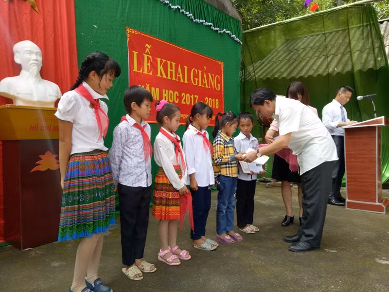 Ông Lương Minh Thông, Bí thư huyện Mường Lát trao thưởng cho các em có thành tích học tập tốt (ảnh Hữu Chí/giaoduc.net.vn). Ông Lương Minh Thông, Bí thư huyện Mường Lát trao thưởng cho các em có thành tích học tập tốt (ảnh Hữu Chí/giaoduc.net.vn).