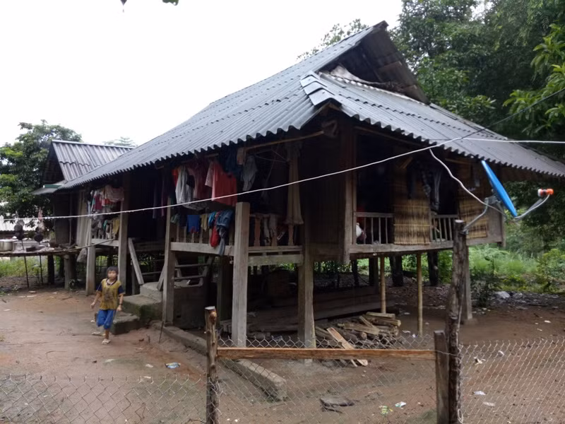 Căn nhà sàn của bà Lương Thị Phuồn, bà ngoại của em Lương Văn Nhuận, học sinh lớp 4, Trường tiểu học Trung Lý II, xã Trung Lý, huyện Mường Lát, tỉnh Thanh Hóa (ảnh Hữu Chí/giaoduc.net.vn). Căn nhà sàn của bà Lương Thị Phuồn, bà ngoại của em Lương Văn Nhuận, học sinh lớp 4, Trường tiểu học Trung Lý II, xã Trung Lý, huyện Mường Lát, tỉnh Thanh Hóa (ảnh Hữu Chí/giaoduc.net.vn).