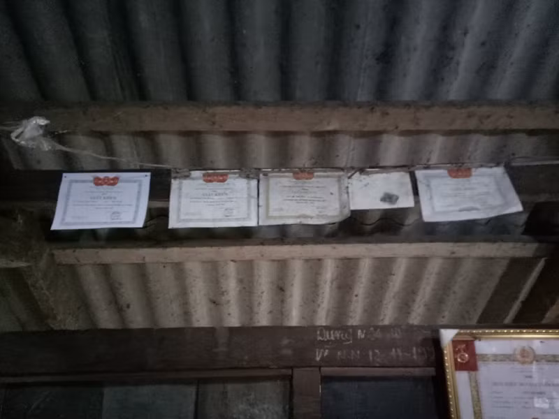 Năm học nào em Lương Văn Nhuận cũng đạt được thành tích tốt, có giấy khen và những phần thưởng (ảnh Hữu Chí/giaoduc.net.vn). Năm học nào em Lương Văn Nhuận cũng đạt được thành tích tốt, có giấy khen và những phần thưởng (ảnh Hữu Chí/giaoduc.net.vn).