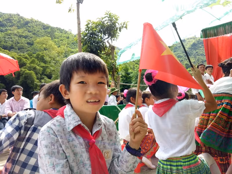 Nhuận cùng các bạn vui cười trong ngày tựu trường (ảnh Hữu Chí/giaoduc.net.vn). Nhuận cùng các bạn vui cười trong ngày tựu trường (ảnh Hữu Chí/giaoduc.net.vn).