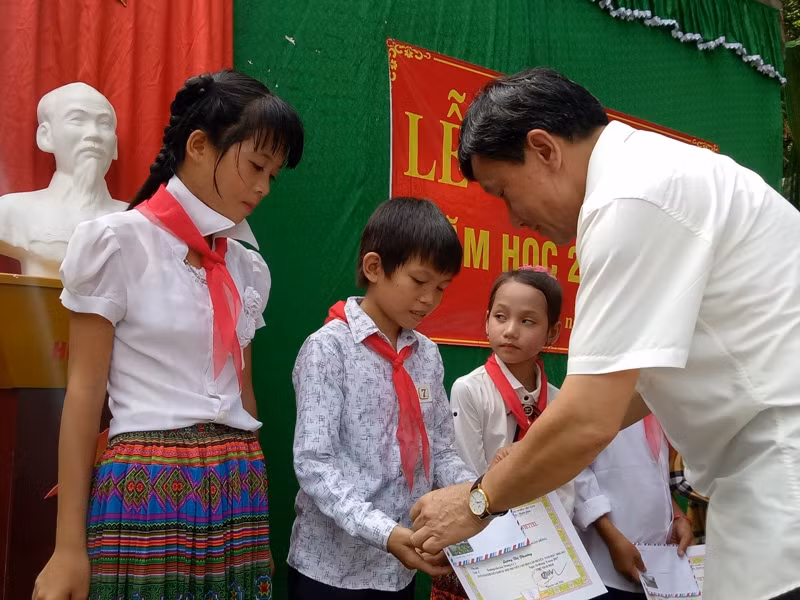 Em Lương Văn Nhuận vui mừng nhận phần thưởng (ảnh Hữu Chí/giaoduc.net.vn). Em Lương Văn Nhuận vui mừng nhận phần thưởng (ảnh Hữu Chí/giaoduc.net.vn).