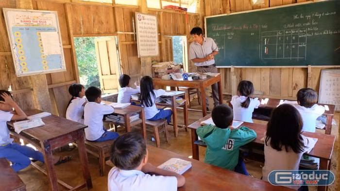 Một giáo viên ở Quảng Trị có thể phải dạy nhiều cấp học. Ảnh minh họa: Một lớp học ở huyện vùng cao Hướng Hóa