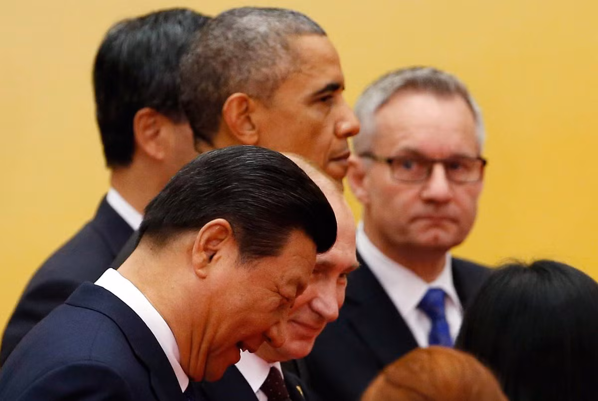Tổng thống Nga Putin sánh bước với lãnh đạo TQ Tập Cận Bình nhân dịp tham gia Hội nghị thượng đỉnh APEC 2014 tại Bắc Kinh, TQ ngày 11/11/2014