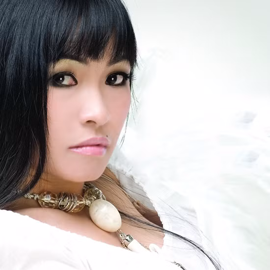 Phương Thanh luôn biết cách khai thác chấm đen kỳ diệu này để tạo nên nét duyên dáng và quyến rũ cho nhan sắc có phần hơi thô cứng của mình. Phương Thanh luôn biết cách khai thác chấm đen kỳ diệu này để tạo nên nét duyên dáng và quyến rũ cho nhan sắc có phần hơi thô cứng của mình.