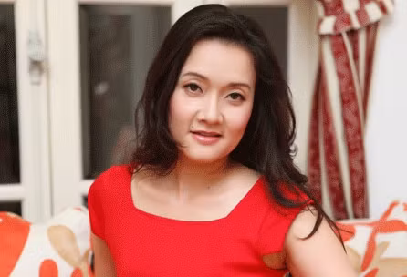 Nghệ sĩ hài Vân Dung lại sở hữu một chấm đen đắt giá trên mép phải. Nghệ sĩ hài Vân Dung lại sở hữu một chấm đen đắt giá trên mép phải.