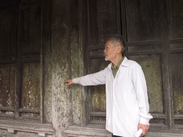 Đến cột gỗ và thành nhà vẫn chưa bị hư hỏng, mục nát