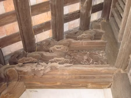 Những chi tiết chạm trổ trên mặt gỗ công phu.