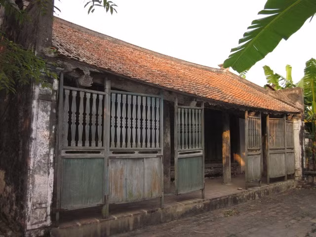 Ngôi nhà của Bá Kiến làng Vũ Đại thuộc xóm 11, xã Hòa Hậu, huyện Lý Nhân, Hà Nam. Ngôi nhà được xem như một chứng tích cuối cùng, của tập đoàn phong kiến