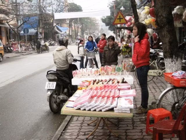 Chủ hàng quán ngán ngẩm