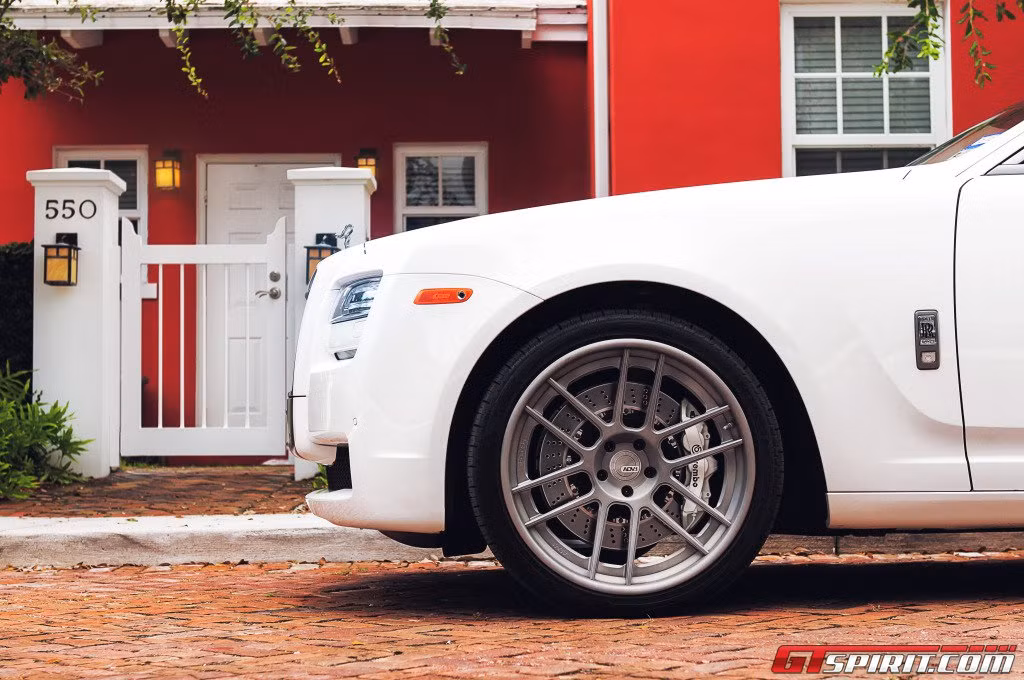 La- zăng bằng titan, hệ thống phanh của Brembo BBK là một số thay đổi của Rolls-Royce Ghost bản độ so với nguyên gốc.
