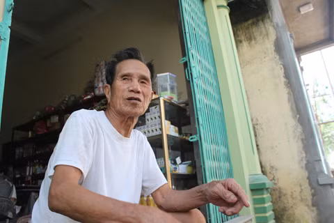 Cụ Phạm Văn Bợ kể về việc giấu vàng của người Tàu. Cụ Phạm Văn Bợ kể về việc giấu vàng của người Tàu.