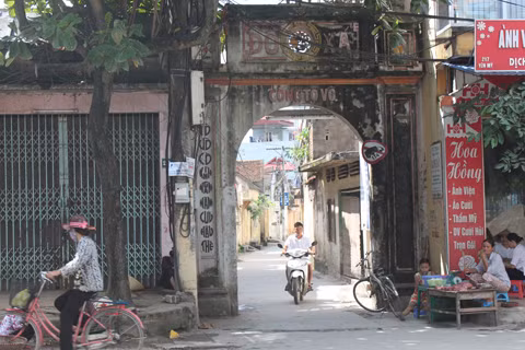 Cổng Tò Vò - lối vào "vườn quan" xưa. Cổng Tò Vò - lối vào "vườn quan" xưa.