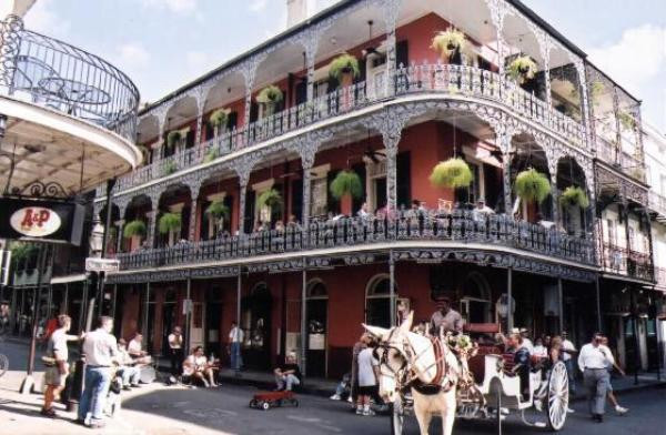 Là thế giới của âm nhạc, ẩm thực và lễ hội, bên cạnh đó, New Orleans còn nổi tiếng với những thắng cảnh đẹp bên bờ sông Mississippi thơ mộng. Đây được coi là một điểm đến lý tưởng cho ngày Valentine nồng nàn bên người yêu