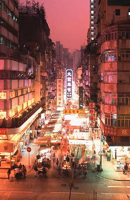 Hong Kong là thiên đường mua sắm, đặc biệt với các mặt hàng thời trang. Đây là trung tâm trung chuyển từ nhiều cơ sở thời trang từ Macao, Quảng Châu, Thâm Quyến ra thế giới. Bởi vậy, ở đây tập trung rất nhiều mẫu thời trang mới. Các khu mua sắm ở Hong Kong chủ yếu tập trung tại đảo Hong Kong và các bán đảo Cửu Long, Causeway Bay, nơi có 2 trung tâm mua sắm lớn là Sogo và Mitsukushi.