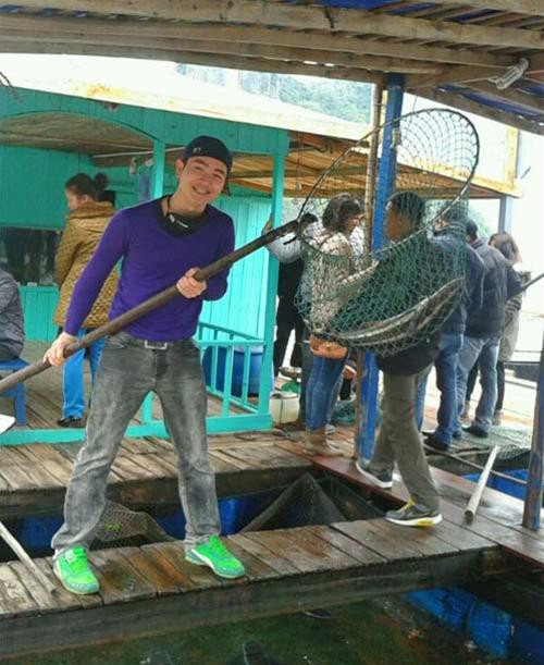 Anh Kasilod Wuttichai (Thái Lan) vui vẻ chụp hình kỷ niệm tại bè cá, trước khi biết con cá anh chọn ở Hạ Long có giá trên... 10 triệu đồng - Ảnh: Nga Linh