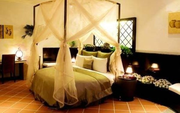 1. Thử độ êm ái của những chiếc giường trong khách sạn Công việc này tuy đã được biết đến trên thế giới, nhưng đây quả là một công việc trong mơ vì quá nhàn hạ mà vẫn có thể kiếm bội tiền. Chủ nhiệm khoa ngủ Michel của chuỗi khách sạn Travelodge ở nước Anh chính là người có diễm phúc khi được đảm nhiệm công việc này. Hàng tuần, Michel phải đến những khách sạn Travelodge trên khắp thế giới ngủ từ 3 đến 4 tiếng để trải nghiệm “độ thoải mái”, nhằm bảo đảm độ êm ái chuẩn xác của những chiếc giường trong chuỗi khách sạn này.