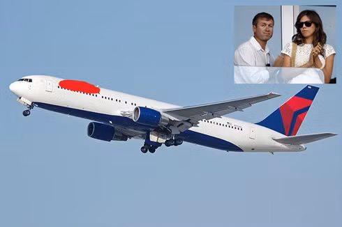 Abramovich sở hữu một chiếc Boeing 767 có thể chở tới 375 người. Đây được coi là chiếc phi cơ cá nhân sang trọng nhất nước Nga. Ngoài ra, ông Abramovich cũng có ba chiếc máy bay khác của hãng Lear. Abramovich sở hữu một chiếc Boeing 767 có thể chở tới 375 người. Đây được coi là chiếc phi cơ cá nhân sang trọng nhất nước Nga. Ngoài ra, ông Abramovich cũng có ba chiếc máy bay khác của hãng Lear.