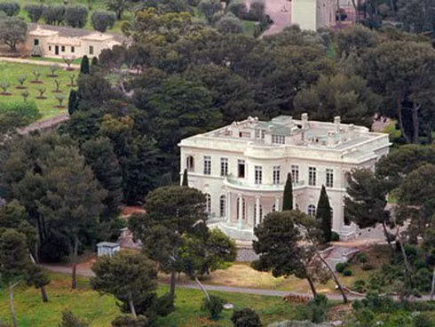Abramovich sở hữu lâu đài Chateau de Croe từng là nơi ở của vua Edward VIII và nữ công tước Wallace Simpson tại miền nam nước Pháp. Ông đã chi ít nhất 50 triệu USD để tân trang lâu đài này theo ý thích của mình. Abramovich sở hữu lâu đài Chateau de Croe từng là nơi ở của vua Edward VIII và nữ công tước Wallace Simpson tại miền nam nước Pháp. Ông đã chi ít nhất 50 triệu USD để tân trang lâu đài này theo ý thích của mình.