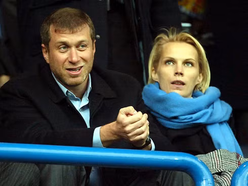 Để đến với người tình Dasha Zhukova, Abramovich đã ly hôn vợ bà Irina. Đây là vụ ly hôn đắt nhất đỏ nhất nhì thế giới, với khoản tiền mà bà Irina nhận được là 300 triệu USD. Để đến với người tình Dasha Zhukova, Abramovich đã ly hôn vợ bà Irina. Đây là vụ ly hôn đắt nhất đỏ nhất nhì thế giới, với khoản tiền mà bà Irina nhận được là 300 triệu USD.