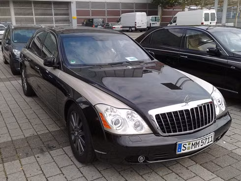 Ông cũng là chủ nhân của 2 xe Maybach 62. Cả hai chiếc xe đều được bọc thép và tranh bị hệ thống an ninh tối tân. Mỗi chiếc có giá hơn một triệu USD. Ông cũng là chủ nhân của 2 xe Maybach 62. Cả hai chiếc xe đều được bọc thép và tranh bị hệ thống an ninh tối tân. Mỗi chiếc có giá hơn một triệu USD.