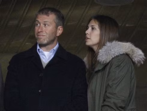 Bạn gái lâu năm của ông, Dasha Zhukova, là người mẫu, nhà thiết kế thời trang và biên tập viên tạp chí nổi tiếng tại Nga. Họ đã có với nhau một con trai. Bạn gái lâu năm của ông, Dasha Zhukova, là người mẫu, nhà thiết kế thời trang và biên tập viên tạp chí nổi tiếng tại Nga. Họ đã có với nhau một con trai.
