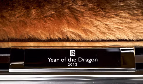 Dòng chữ "Year of the Dragon 2012" phía dưới logo trên bậc cửa.