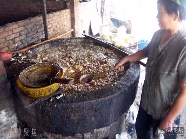 Thanh tra an toàn thực phẩm phát hiện dầu bẩn tái chế.