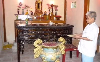 Già Vân với cặp tre làm quẻ xem vận hạn ở đền Cây Đa cho mọi người.
