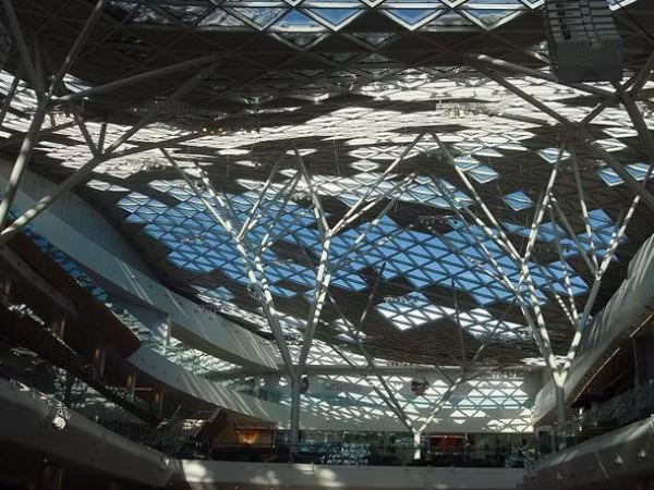 Trung tâm thương mại Westfield còn có 14 rạp chiếu phim, một trung tâm thể dục, trung tâm chăm sóc sắc đẹp và một thư viện. Ngoài ra, Westfield có 265 cửa hàng, 50 nhà hàng ăn uống và quán cà phê, hứa hẹn sẽ trở thành “thiên đường” mua sắm.