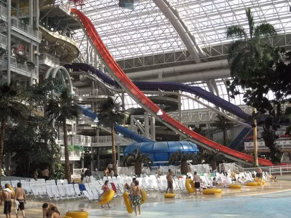5. West Edmonton Mall (Mỹ) Nằm ở Edmonton, Alberta, đây là trung tâm thương mại lớn nhất ở Bắc Mỹ và lớn thứ tám trên thế giới. Bên trong khu mua sắm này có cả một công viên nước trong nhà rộng rãi.
