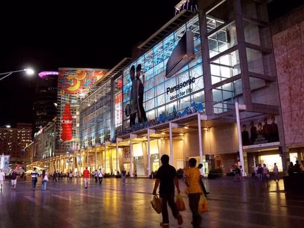 8. Centralworld (Thái Lan) CentralWorld tọa lạc tại thủ đô Bangkok (Thái Lan) là trung tâm mua sắm lớn thứ 5 trên thế giới. Điểm độc đáo của trung tâm thương mại này là có một hồ nước mặn trong nhà với những chú sư tử biển. Vào tháng 5/2010, Centralworld bị cháy trong các cuộc biểu tình chống chính phủ và tới tháng 9 mới mở cửa trở lại sau khi sửa chữa.